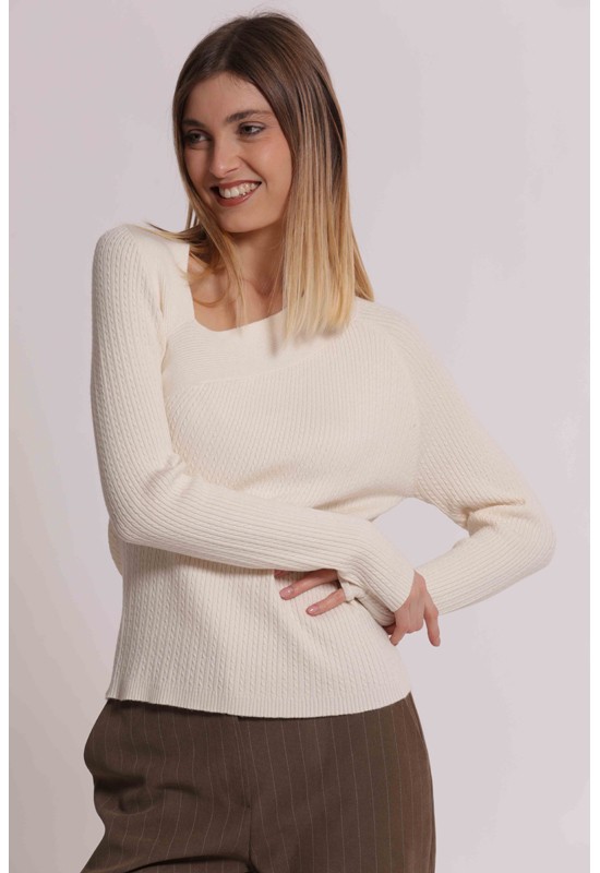 MAGLIA CON DETTAGLIO CUT...